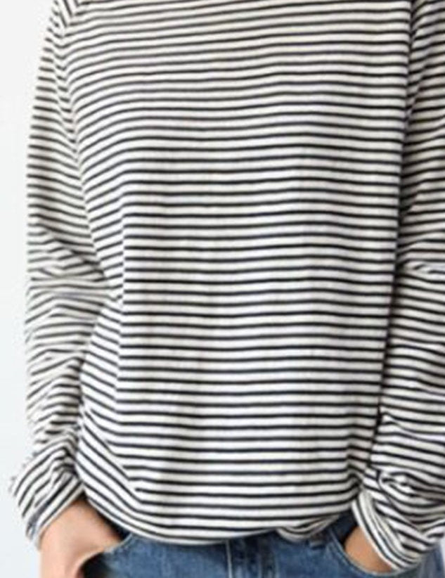 White-black sweater: timeless basic for cold days-1