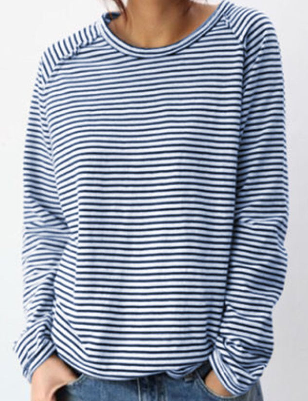 White-black sweater: timeless basic for cold days-3