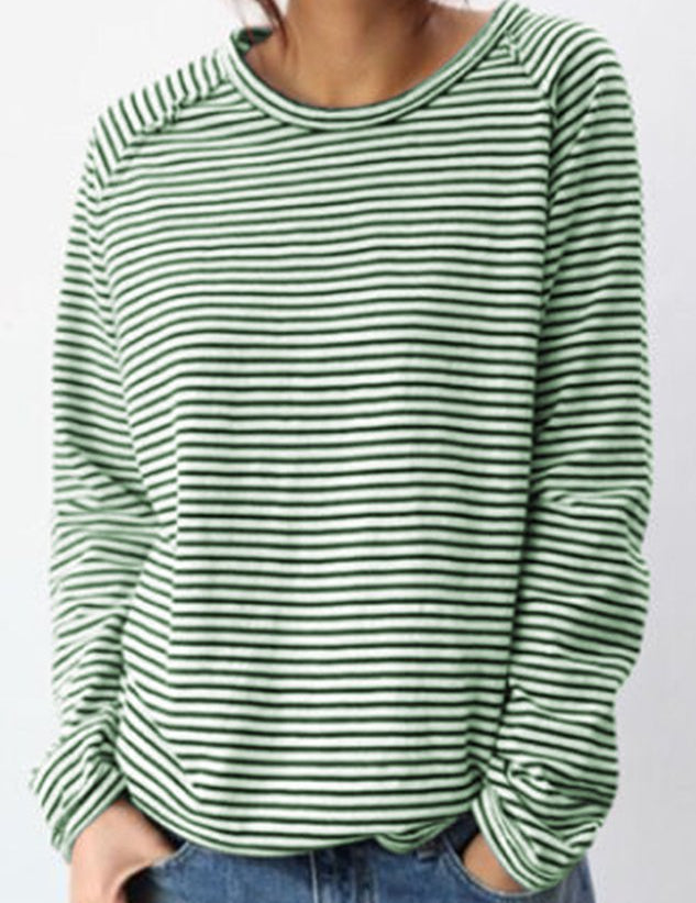White-black sweater: timeless basic for cold days-4