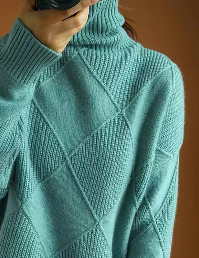 Knitting sweaters with high collar and modern color contrast-4