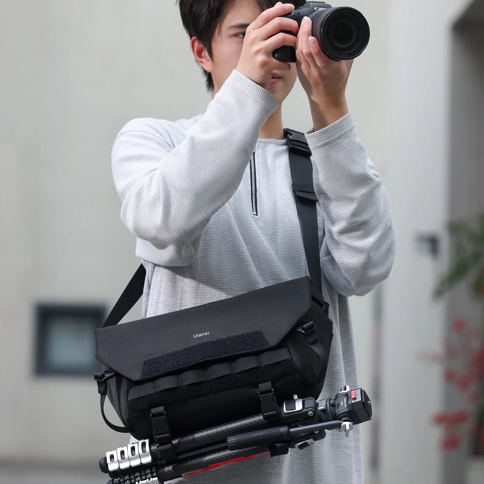 Liam | Expandable Camera Sling Bag