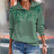 https://cdn.shopify.com/s/files/1/0826/7982/4718/files/eva-janssen-gruner-pullover-mit-reissverschluss-newberlin-mode-54314632315206.jpg?v=1715936277