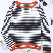 https://cdn.shopify.com/s/files/1/0826/7982/4718/files/ines-lavigne-blau-gestreifter-pullover-mit-orangefarbenem-rand-newberlin-mode-40011953504569_cf53eee2-ed08-4445-9679-0f4073e02814.png?v=1724048658